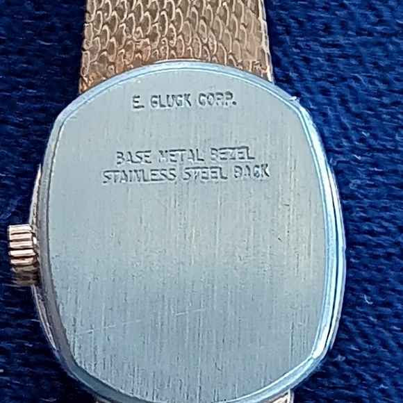 LIKE NEW SUTTON QUARTZ LADIES WATCH - Picture 5 of 7